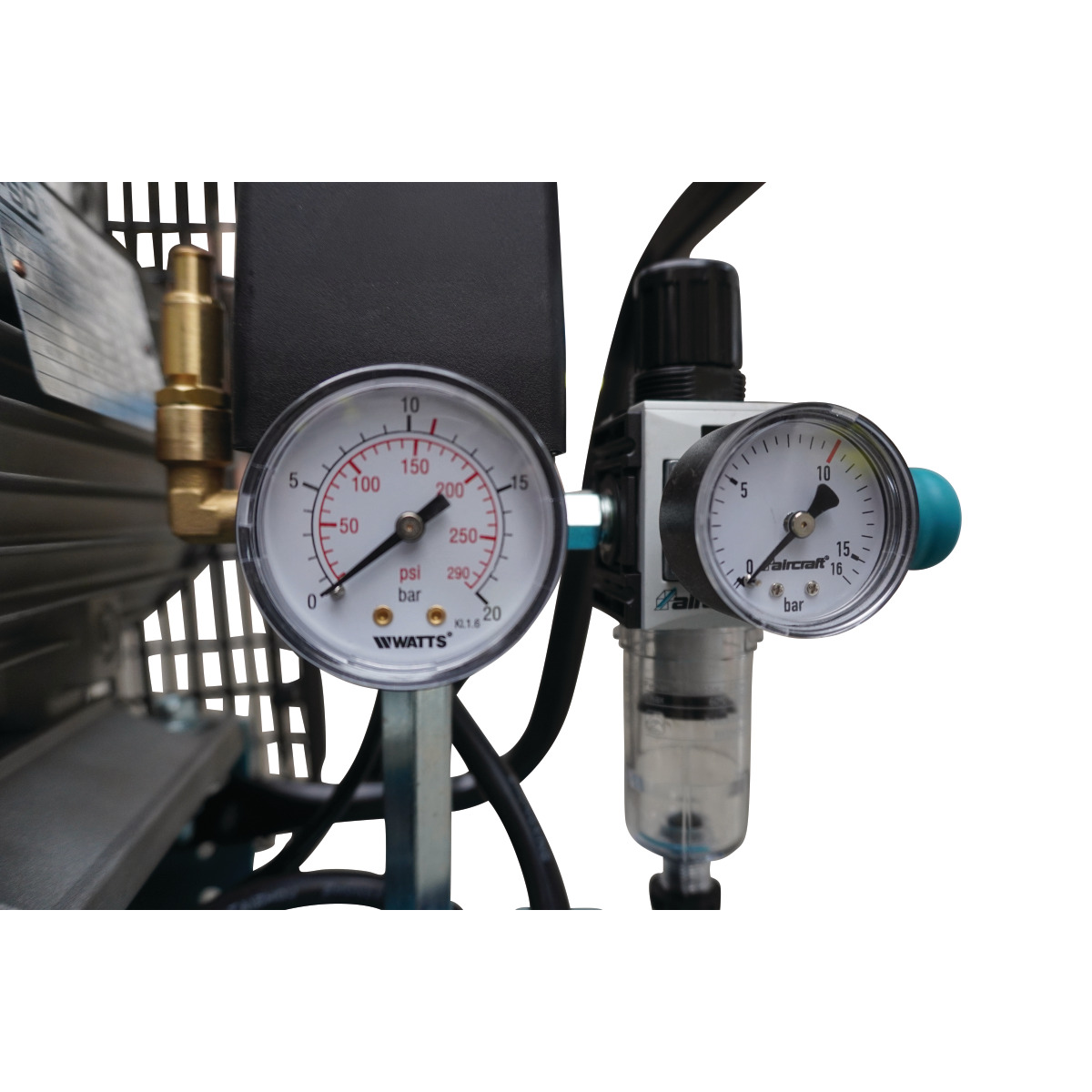 Kolbenkompressor AIRSTAR 863/90 Aircraft - <ul><li>Am Filterdruckregler können Sie den Arbeitsdruck stufenlos fixieren und druckreduziert gefilterte Druckluft entnehmen</li><li>Je ein Manometer für Behälter- und Arbeitsdruck</li><li>Serienmäßig mit Composite-Sicherheitskupplung und hochwertigem CONDOR-Druckschalter</li></ul>