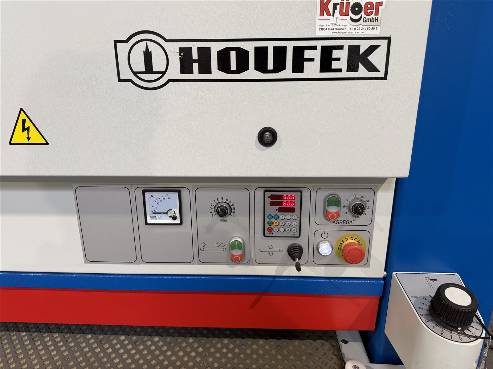 Breitbandschleifmaschine HOUFEK  Buldog 5 - Digitalanzeige für Schleifhöhe
Schleifbandgeschwindigkeit: 3-24 m/sek
Vorschubgeschwindigkeit: 3-15 m/min
