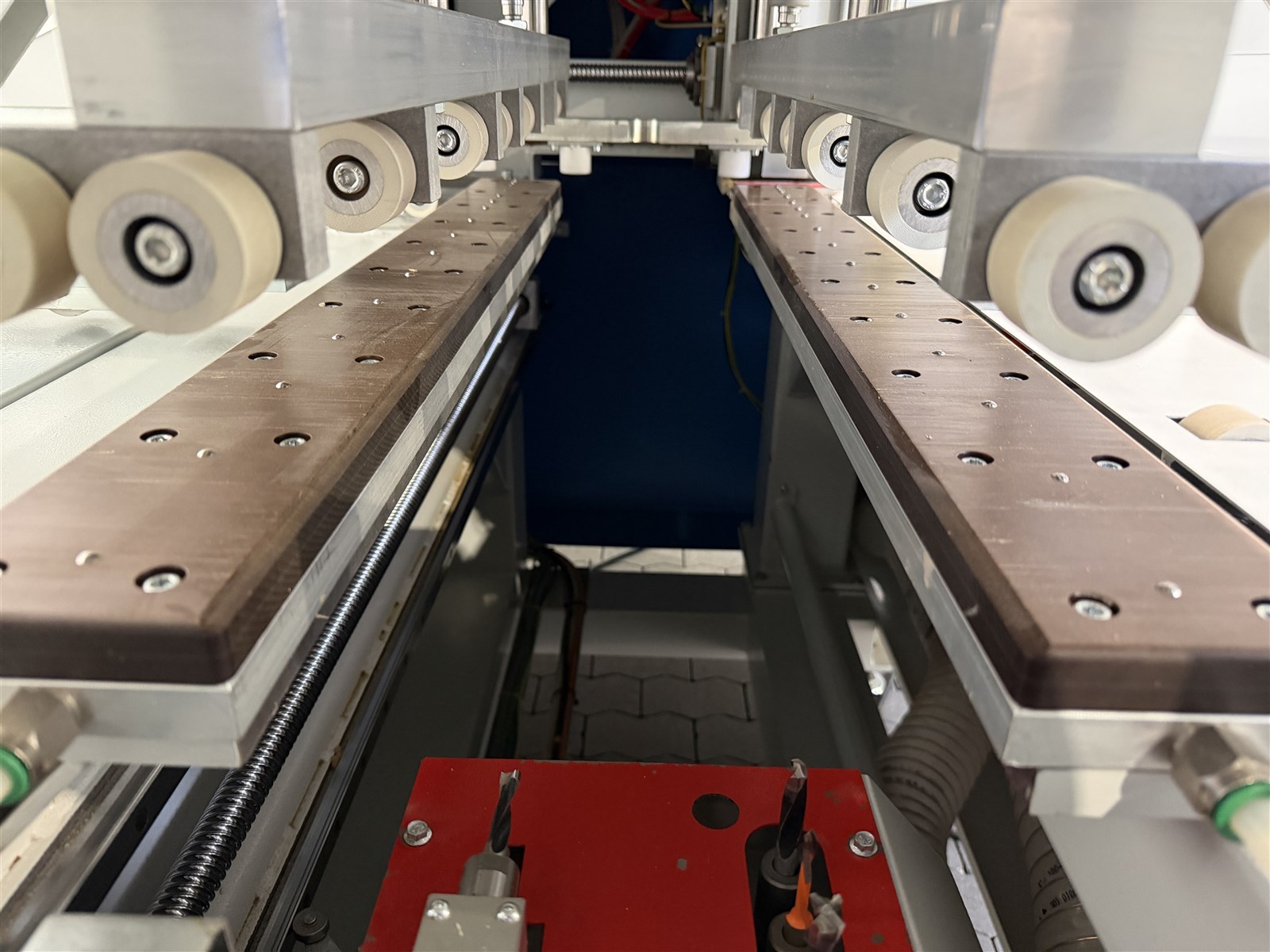 Bearbeitungszentrum MASTERWOOD  TF 100 mit Wechsler -gebrauc - Lufttisch am Arbeitsbereich